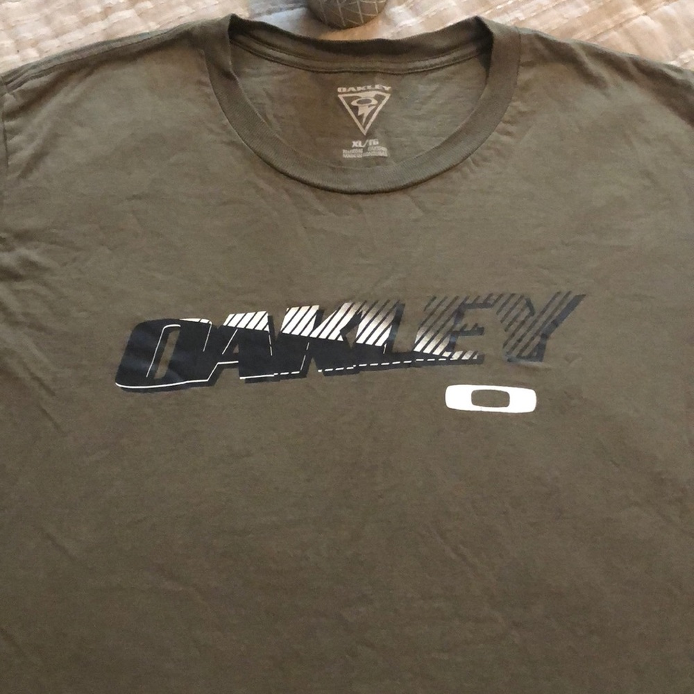 Men’s XL Oakley Shirt